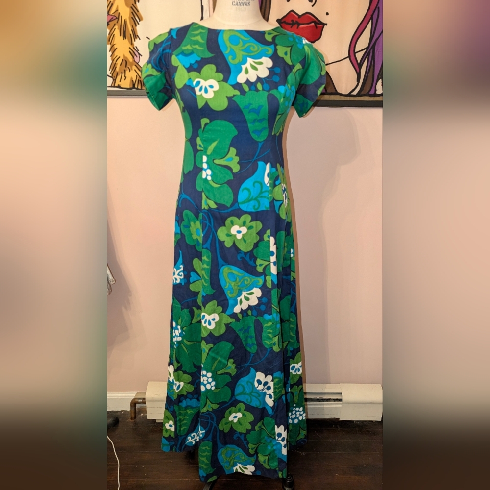 Vintage Hawaiian floral dress by Mildred's